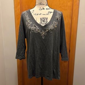 Greensource 2XL V-neck, 3/4 length sleeve shirt with embellishments.